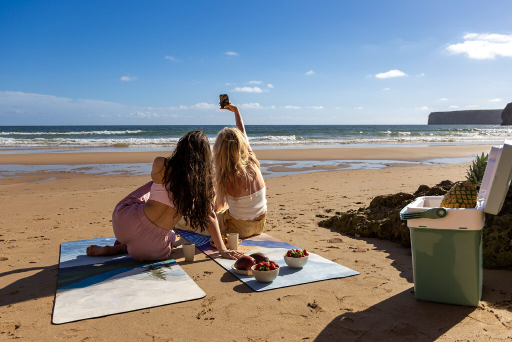 Piknik na plaży z matami Yatra i lodówką turystyczną podczas wakacyjnego wypoczynku
